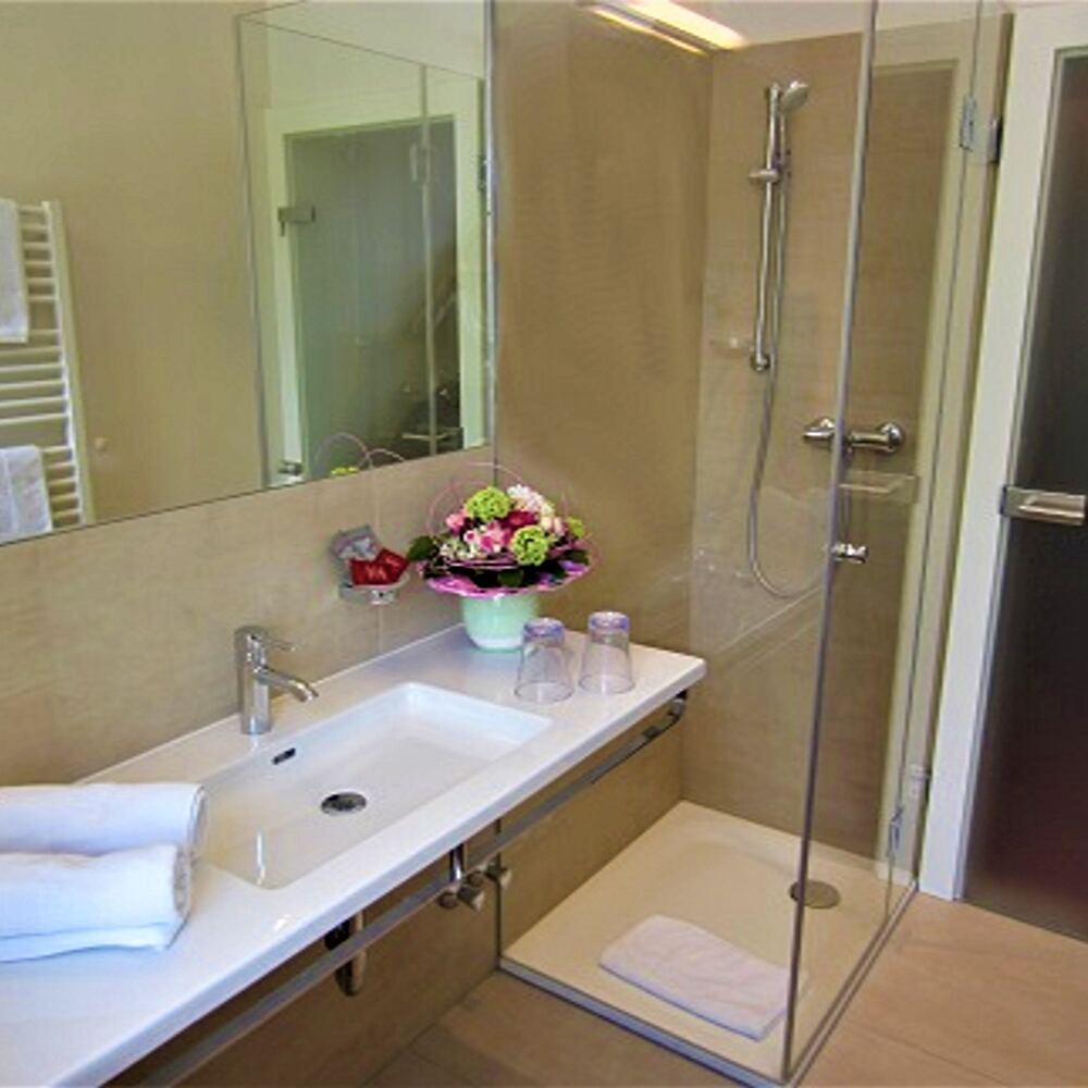 Modernes Badezimmer mit Glasdusche