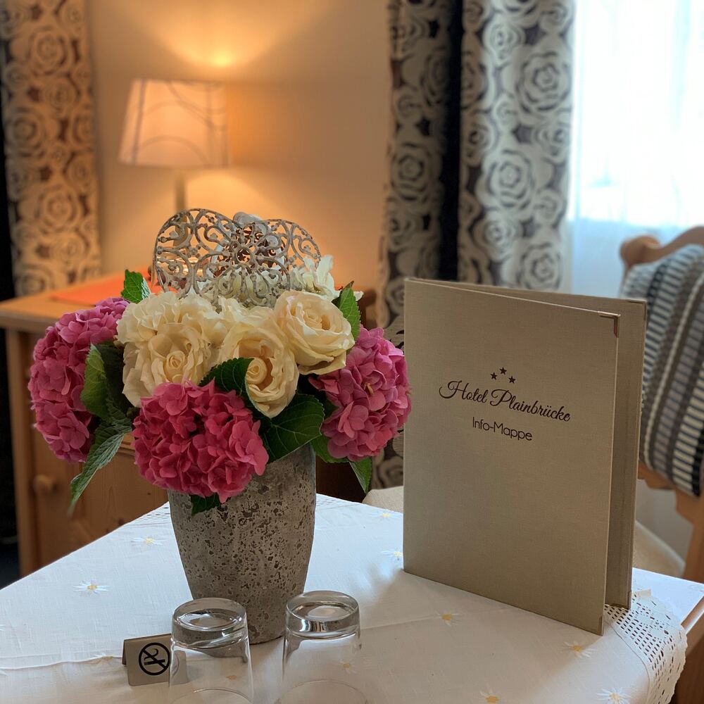 Blumenstrauß mit Info-Mappe im Zimmer