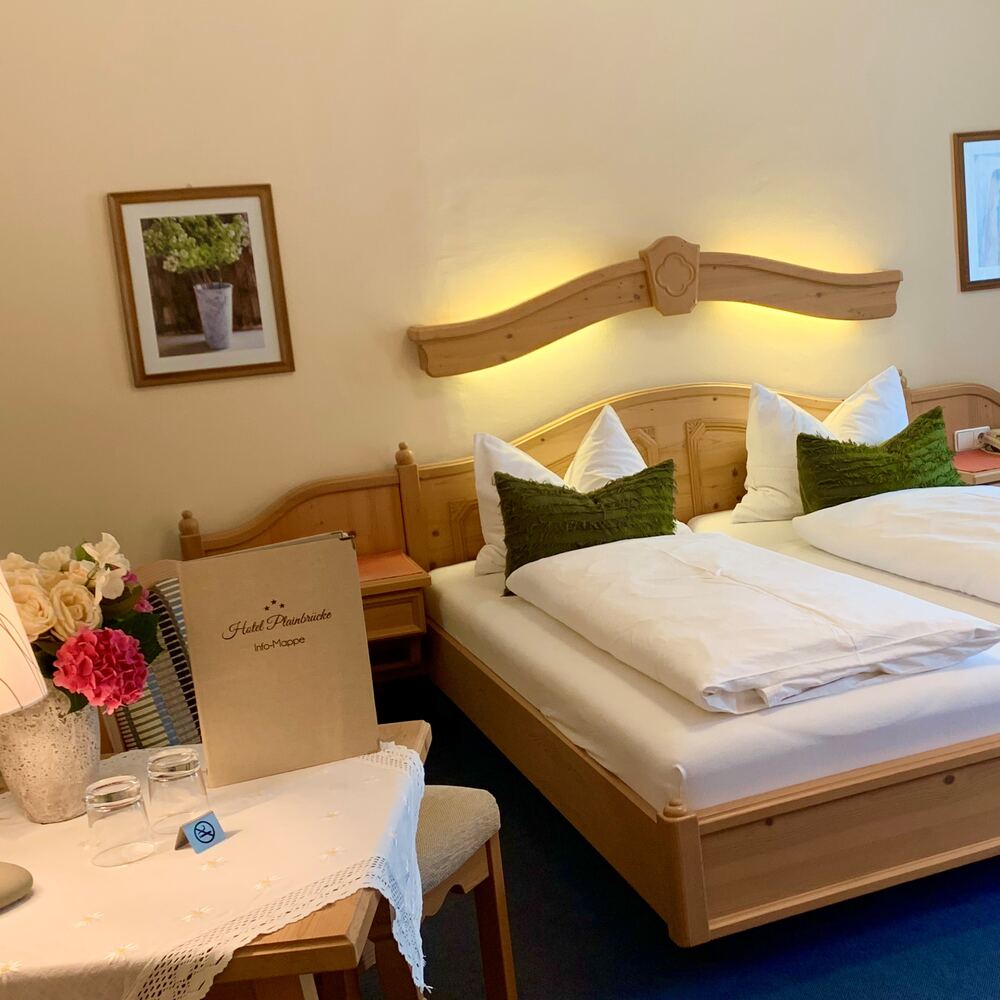 Doppelzimmer mit Holzwand und indirekter Beleuchtung