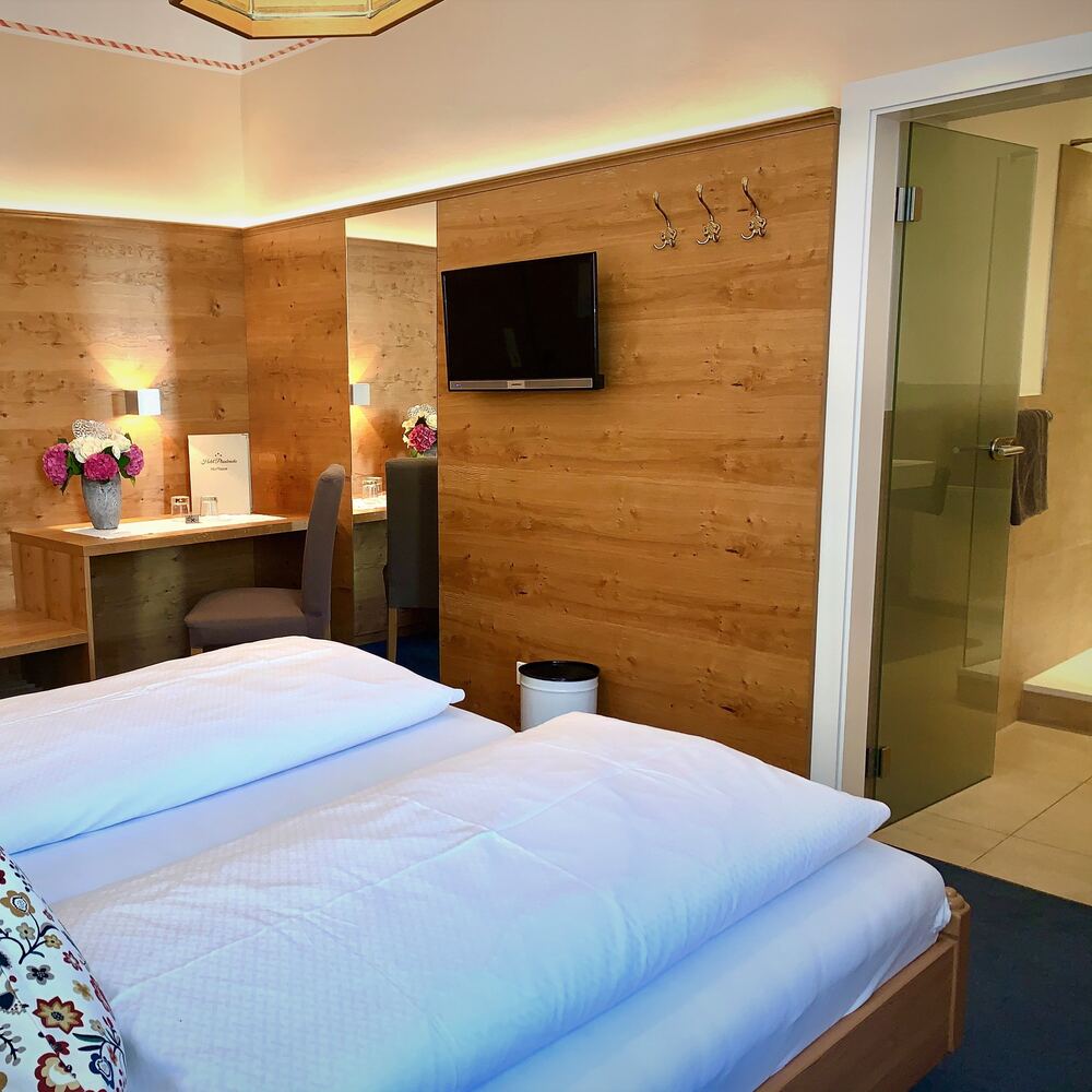 Zimmer mit Blick ins moderne Bad